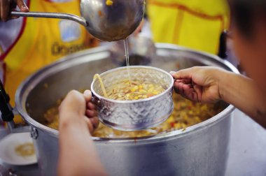 El ele tutuşuyor: Açlık sorunları toplumdaki insanlar tarafından desteklenmektedir.
