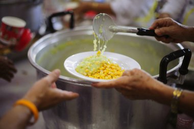 El ele tutuşuyor: Açlık sorunları toplumdaki insanlar tarafından desteklenmektedir.