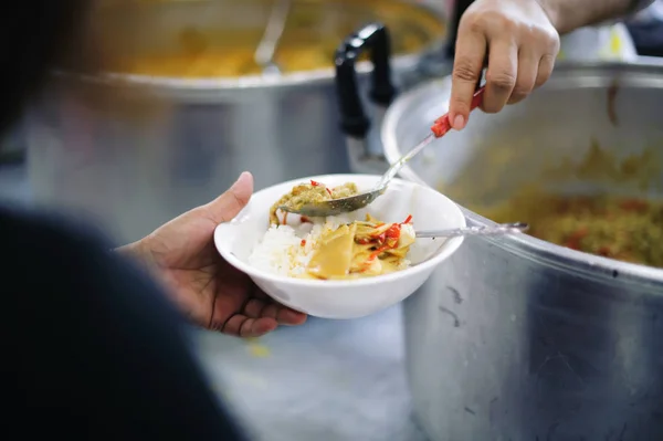 Руки Голодающих Получают Пищу Рук Добровольцев Понятие Голода Нищеты — стоковое фото