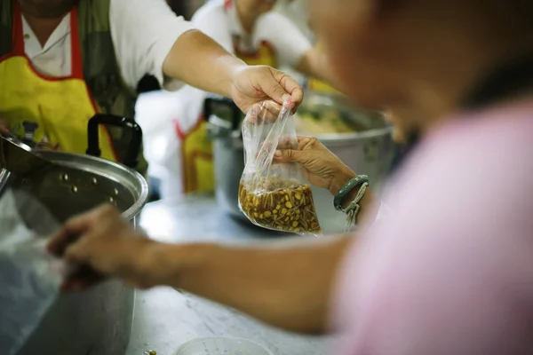 Mãos Dos Famintos Recebem Alimento Das Mãos Dos Voluntários Conceito — Fotografia de Stock