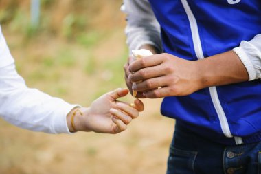 Fakirlere insan dostlarının endişesinden yiyecek bağışlamak.