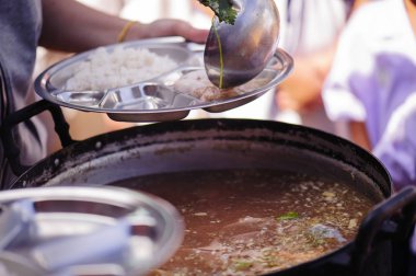 Hayırseverler yoksullara yiyecek bağışlıyor, yiyecek paylaşıyor, toplumda birbirlerine yardım lıyorlar..