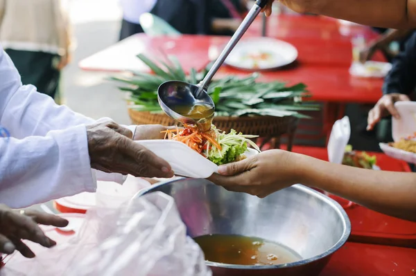 Donare Cibo Dalla Preoccupazione Degli Amici Umani Poveri — Foto Stock