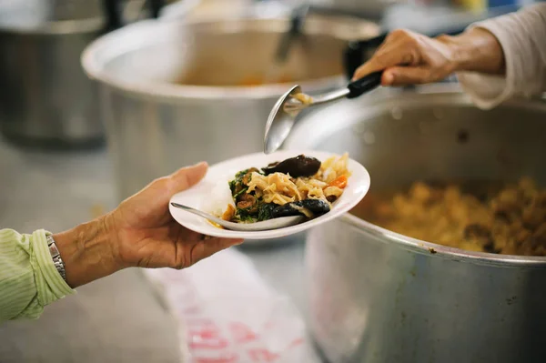 Благотворители Жертвуют Пищу Бедным Делятся Едой Помогают Друг Другу Обществе — стоковое фото