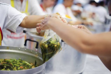 Yoksulların elleri, yiyecek lerini doldurmak için kabı getirip konaklamaya geri getirmek için.