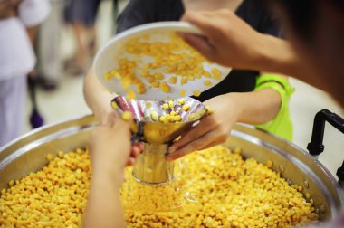Açlıktan muzdarip yoksullara ve yoksullara yiyecek bağışla.