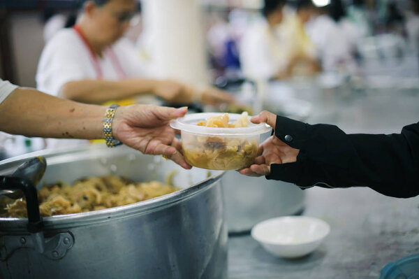 бесплатное питание для бедных и бездомных людей жертвует пищу меньше людей: Продовольственная концепция надежды

