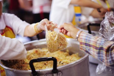 Zengin bir adamdan yiyecek bağışlamayı teklif edilen El Paylaş: Beslenme Kavramları