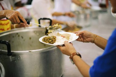 Mültecilerin ellerine açlığı hafifletmek için yardım gıda ile desteklenmiştir: insancıllık kavramı.