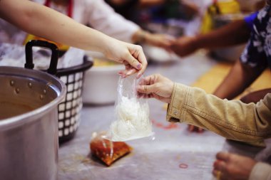 Mültecilerin ellerine açlığı hafifletmek için yardım gıda ile desteklenmiştir: insancıllık kavramı.