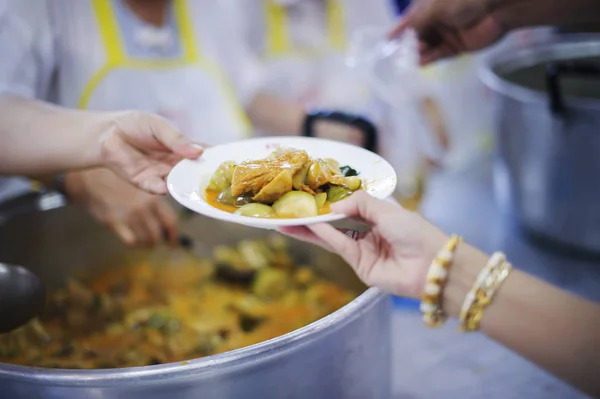 金持ちから食べ物を寄付する手シェア 摂食コンセプト — ストック写真