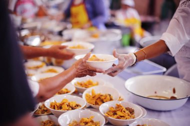 Gıda paylaşımı kavramı evsizler için Açlık çözmeye yardımcı