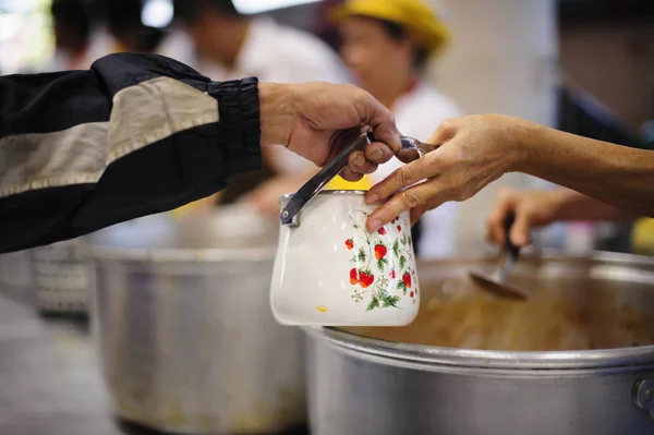 Mãos Refugiados Recebem Alimentos Caridade Humorísticos Conceito Escassez Alimentos — Fotografia de Stock