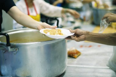 Dilencilik gıda kavramı: gıda bağışı toplumda insan arkadaşlar yardımcı oluyor