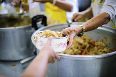 Yoksulların elleri açlığı hafifletmek için gıda bağışları bekliyor : beslenme kavramı