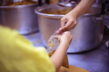 Yoksulların elleri açlığı hafifletmek için gıda bağışları bekliyor : beslenme kavramı