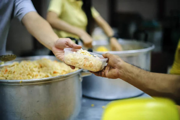 Las Manos Los Mendigos Reciben Alimentos Donados Como Parte Sociedad — Foto de Stock