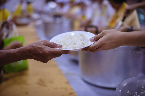 Ручное кормление нуждающихся в обществе: концепция совместного использования продуктов питания
