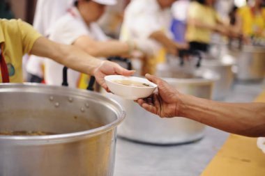 Yoksulların elleri insancıl elinden yiyecek almak : kabartma kavramı.
