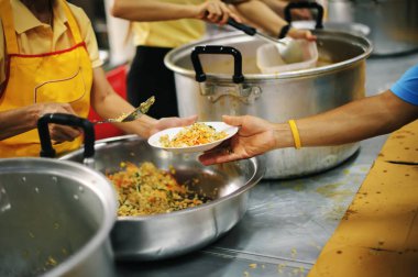Yoksulların umudu toplumda hayatta kalmak için yemek yemektir: sosyal eşitsizlik kavramı
