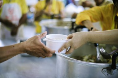 Yoksulların umudu toplumda hayatta kalmak için yemek yemektir: sosyal eşitsizlik kavramı