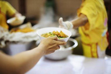 Dilenci bağışçılardan yiyecek begs: Asya toplumunda yoksulluk kavramı