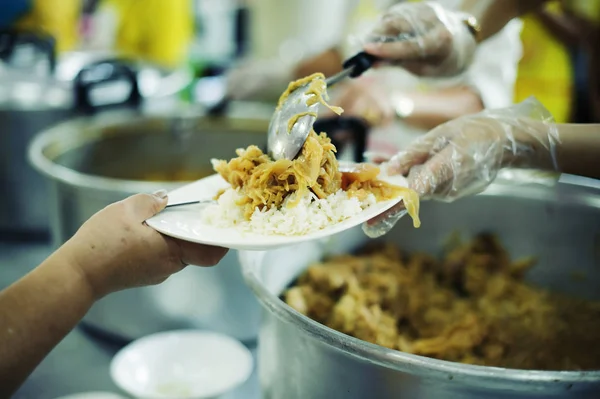 Freiwillige Für Die Ernährung Der Hungernden Der Gesellschaft Das Konzept — Stockfoto