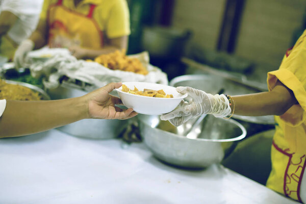 Благотворительная пища - это надежда бедных, у которых нет денег: понятие попрошайничества
