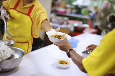 Yoksul insanlar bağış bağışlanan gıda almak, günümüz toplumunda karşılıklı paylaşım gösterin: muhtaç yardım kavramı