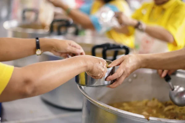 Ehrenamtliche Versorgen Bettler Mit Lebensmitteln Konzepte Für Ernährung Und Hilfe — Stockfoto