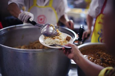 Yoksulların elleri, hayırseverlerin ellerinden yiyecek alır: bağışta bulunma kavramı.
