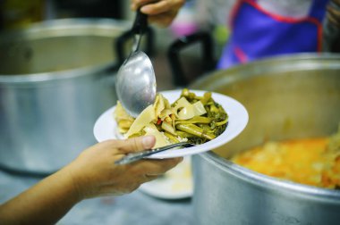 Yoksulların elleri, hayırseverlerin ellerinden yiyecek alır: bağışta bulunma kavramı.