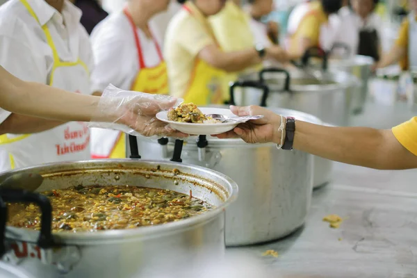 Yoksul insanlar bağış bağışlanan gıda almak, günümüz toplumunda karşılıklı paylaşım gösterin: muhtaç yardım kavramı