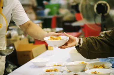 Zenginlerin elleri fakirlerin ellerine yemek verir. Kavram: Paylaşım kavramı