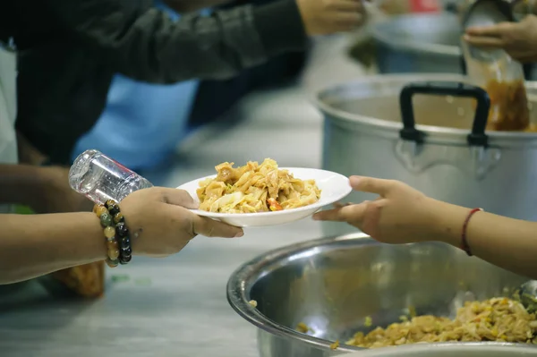 Пожертвовать Пищу Людей Обществе Благотворителя Помочь Бездомные Концепции Нищета — стоковое фото