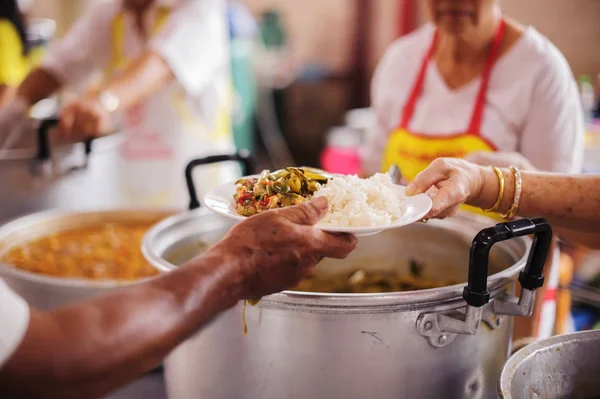 Lebensmittelspenden Für Menschen Der Gesellschaft Vom Philanthropen Zum Hilfsarbeiter Obdachlose — Stockfoto