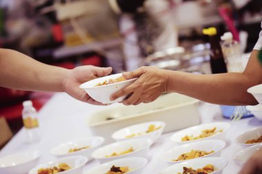 Zenginlerin elleri fakirlerin ellerine yemek verir. Kavram: Paylaşım kavramı