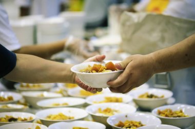 Zenginlerin elleri fakirlerin ellerine yemek verir. Kavram: Paylaşım kavramı