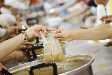 Gönüllüler Açlık Rahatlatmak için Yoksul gıda paylaşın: Charity kavramı