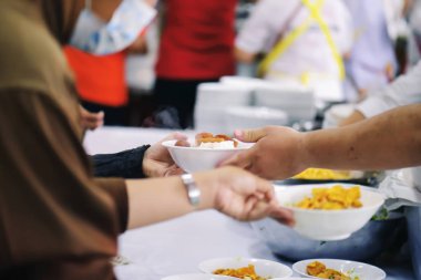 Gönüllüler Açlık Rahatlatmak için Yoksul gıda paylaşın: Charity kavramı