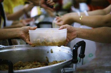 Dilencilerin elleri bağışçıdan yiyecek sunar: Yoksulların hayatı