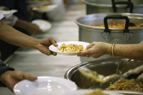 Zenginlerin elleri fakirlerin ellerine yemek verir. Kavram: Paylaşım kavramı