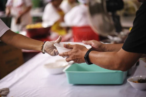 Condivisione Del Cibo Dalle Mani Volontarie Senzatetto Concetto Alimentazione — Foto Stock