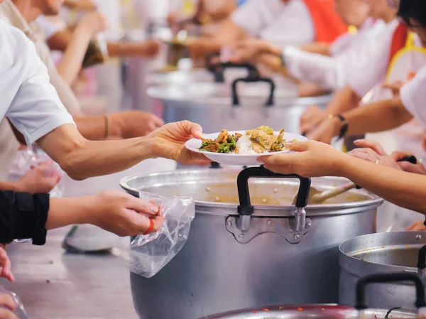 Compartir Alimentos Manos Voluntarias Personas Sin Hogar Concepto Alimentación — Foto de Stock