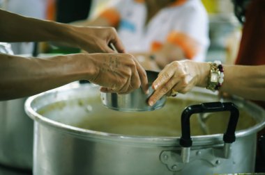 Yoksullara tat almak için açları beslemek İnsani topluma yardım etmek : kavram sosyal katkısı