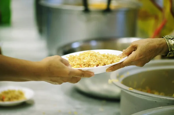 Die Hände Der Bettler Bieten Dem Spender Nahrung Das Leben — Stockfoto