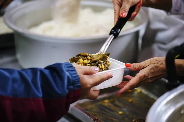 Donner Nourriture Aux Affamés Concept Pauvreté Faim — Photo