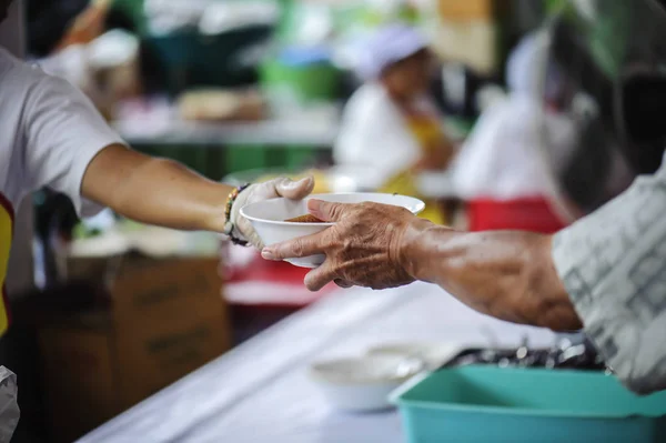 Doar Restos Comida Para Pessoas Famintas Conceito Pobreza Fome — Fotografia de Stock