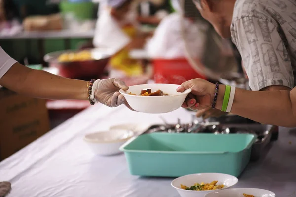 Δωρίστε Τρόφιμα Που Έχουν Περισσέψει Στους Πεινασμένους Ανθρώπους Έννοια Της — Φωτογραφία Αρχείου