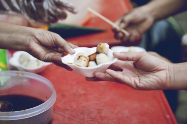 yoksulların elleri bağışçının payına yiyecek alır. yoksulluk kavramı